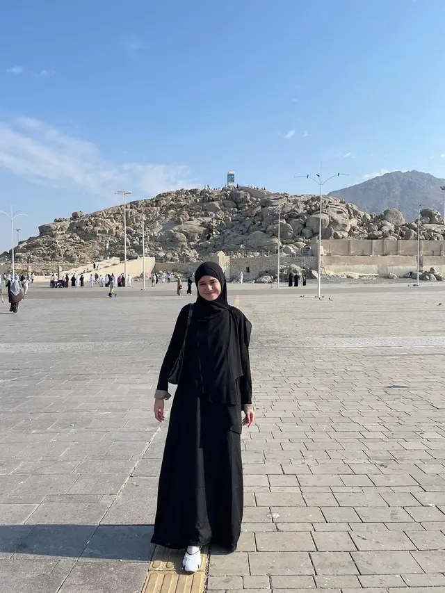 7 Potret Syifa Hadju Jalani Ibadah Umroh, Penampilan Bercadarnya Curi Perhatian