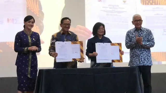 Penandatanganan kerjasama OJK dengan Kemenko Perekonomian terkait Transformasi Digital untuk Mendorong Inklusi Keuangan kepada peserta program Kartu Prakerja. Tira/Liputan6.com)