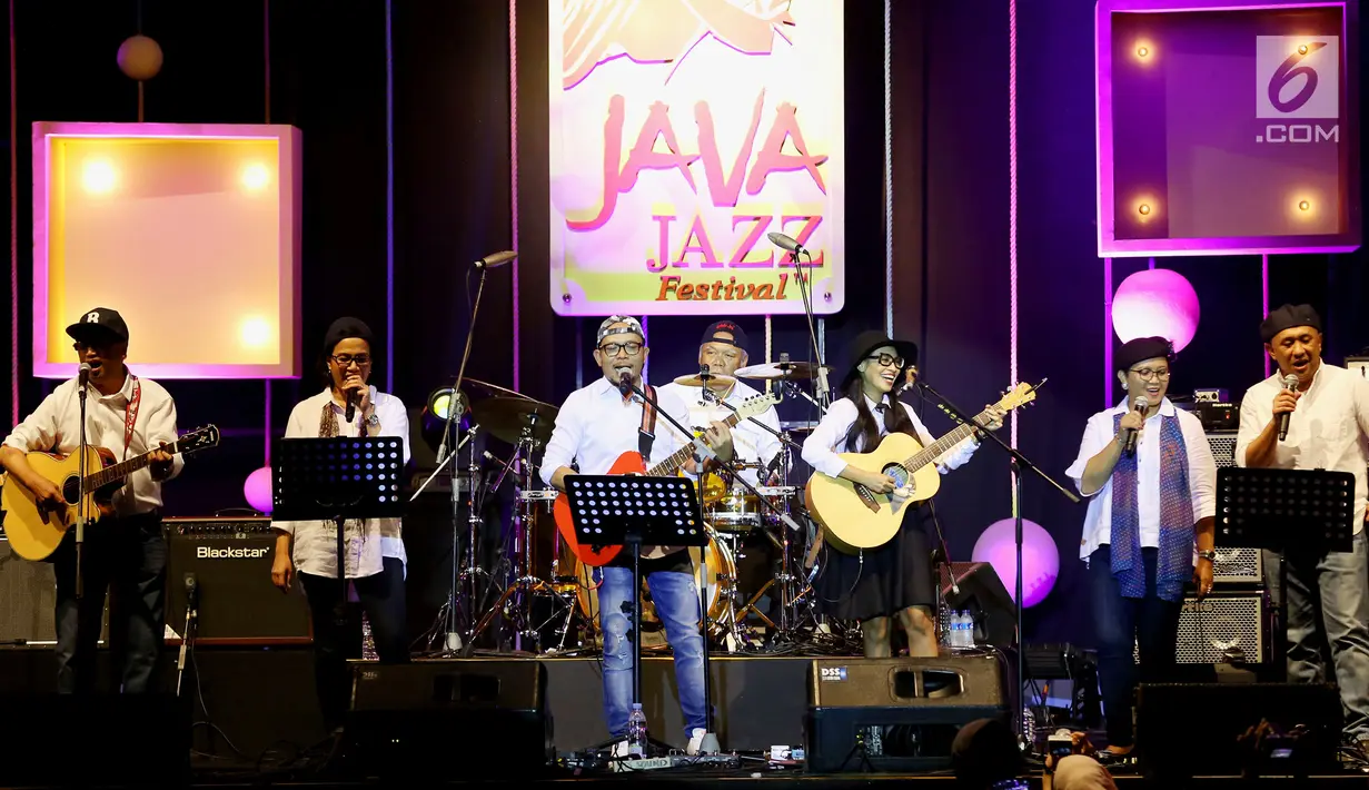 Penampilan grup musik Elek Yo Band yang beranggotakan para menteri Kabinet Kerja Jokowi-JK di Java Jazz Festival 2018, di JIExpo Kemayoran, Jumat (02/3). Tampil di Hall B1 para menteri ini tampil membawakan 4 lagu. (Liputan6.com/Pool/Joan)