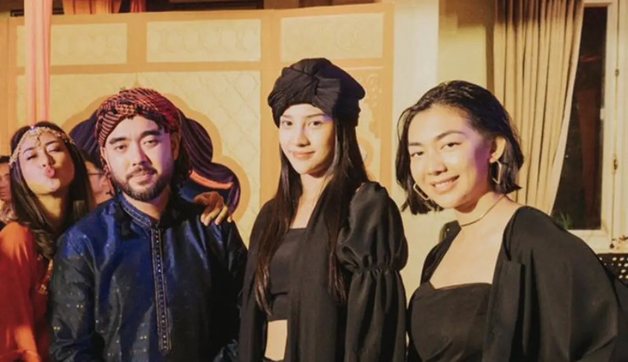 Anya Geraldine terlihat menghadiri acara ulang tahun Nia. Ia tampil serba hitam mengenakan outer dan kemben, lengkap dengan turban yang menghiasi kepalanya. Credit: Instagram (@ramadhaniabakrie)