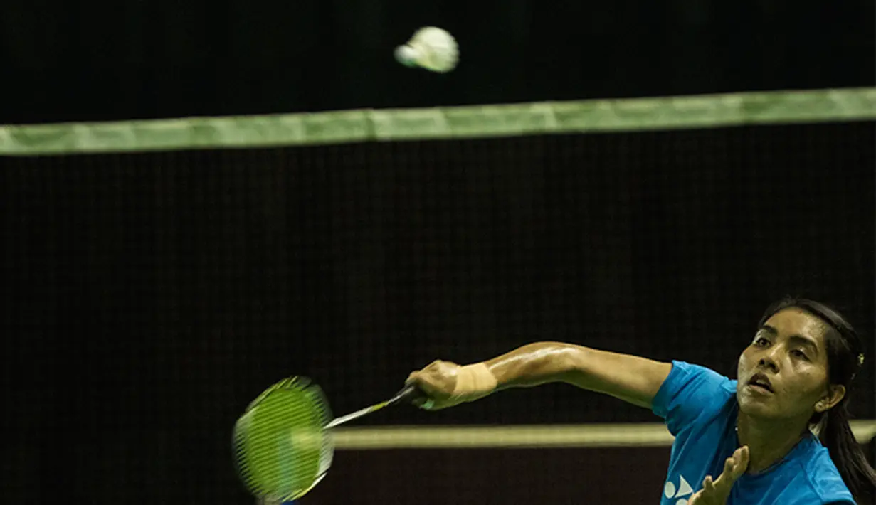 Nitya Krishinda Maheswari melakukan jumping smash saat berlatih jelang Kejuaraan Dunia BWF 2015 di Pelatnas Cipayung, Jakarta, Kamis (6/8/2015). (Bola.com/Vitalis Yogi Trisna)