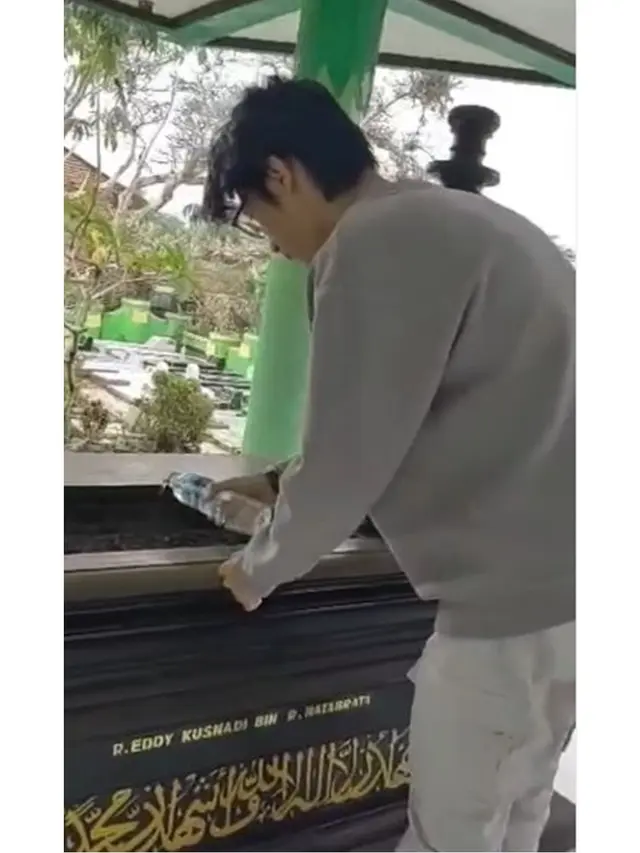 Rilis Ulang 'Seberkas Sinar', Ini 6 Potret Kiesha Alvaro Ziarah ke Makam Nike Ardilla