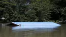 Sebuah atap rumah terendam banjir yang melanda kawasan Kalay, Sagaing, Myanmar, Minggu (2/8/2015). Setidaknya 21 orang tewas akibat banjir yang melanda empat wilayah di Myanmar. (REUTERS/Soe Zeya Tun)