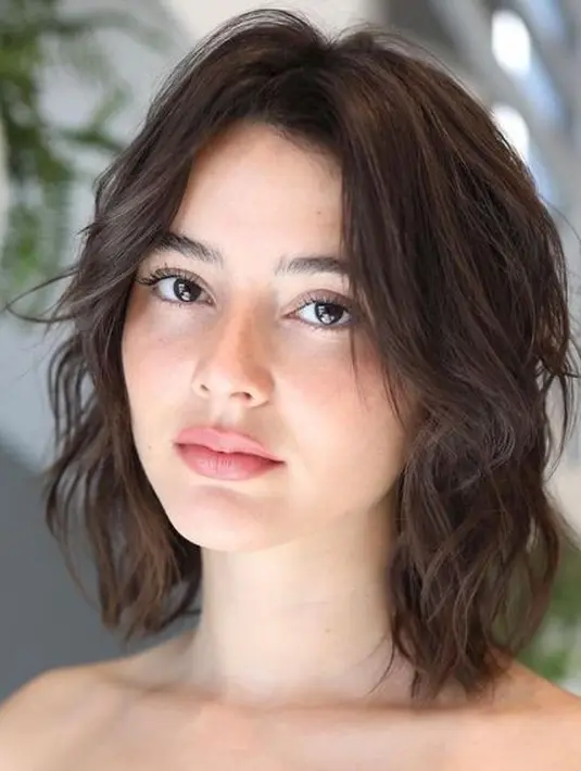 Short Wolf Cut menjadi gaya rambut yang mampu menghadirkan kesan edgy. Gaya rambut ini mudah diaplikasikan dan sempurna untuk membingkai wajah dengan sempurna. [Foto: Pinterest].