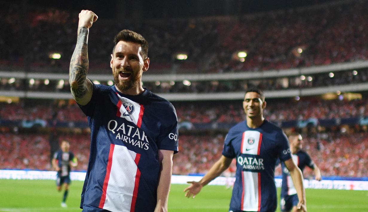 Lionel Messi membawa PSG unggul terlebih dahulu pada menit ke-22. Gol dicetaknya dengan sepakan terarah dari pinggir kotak penalti yang tak mampu dijangkau kiper Benfica, Odysseas Vlachodimos. (AFP/Patricia De Melo Moreira)