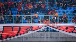 Suporter cilik Persija Jakarta menarik sepanduk saat laga lanjutan BRI Liga 1 2023/2024 antara Persija Jakarta melawan Barito Putera di Stadion Patriot Candrabhaga, Bekasi, Sabtu (07/10/2023). (Bola.com/Bagaskara Lazuardi)
