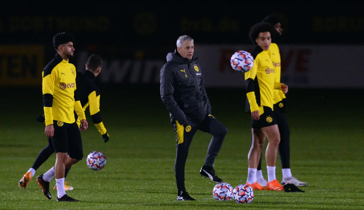 Pelatih Borussia Dortmund, Lucien Favre, mengawasi sesi latihan menjelang pertandingan grup F Liga Champions UEFA kontra Lazio di Dortmund, Jerman barat, Selasa (1/12/2020). Lazio dan Dortmund akan berebut titel juara grup pada matchday kelima Liga Champions. (UWE KRAFT/AFP)