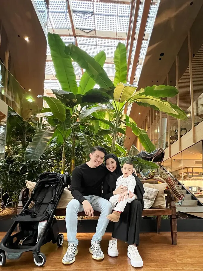 8 Gaya Hijab Zaskia Sungkar Liburan di Eropa Sambil Momong Ukkasya, Curi Perhatian