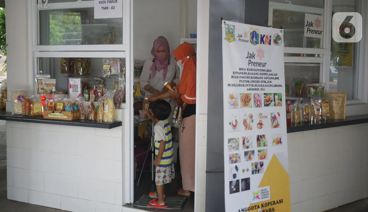 Pelaku usaha mikro, kecil, dan menengah (UMKM) melayani pembeli di kiosnya di kawasan terpadu Stasiun Tebet, Jakarta, Sabtu (6/11/2021). Dinas PPKUKM Provinsi DKI Jakarta menyediakan 72 kios untuk UMKM yang telah bergabung menjadi anggota Jakpreneur.  (Liputan6.com/Herman Zakharia)