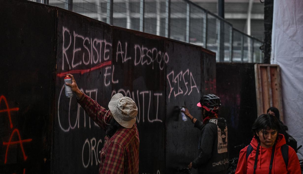 Mereka mengecam tindakan penghilangan paksa dan gentrifikasi yang menurut mereka semakin intensif menjelang Piala Dunia 2026. (AFP/Yuri Cortez)