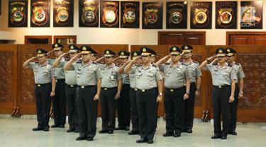 Perwira tinggi Polri mengikuti upacara kenaikan pangkat yang dipimpin oleh Kapolri Jenderal Tito Karnavian di Rupatama Mabes Polri, Jumat (21/7). Delapan polisi berpangkat Kombes mendapat kenaikan pangkat menjadi Brigjen. (Liputan6.com/Faizal Fanani)