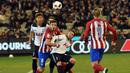 Pemain Atletico Madrid berebut bola dengan pemain Tottenham Hotspur pada laga International Champions Cup 2016 di Melbourne, Australia, (29/7/2016). (AFP/Saeed Khan)