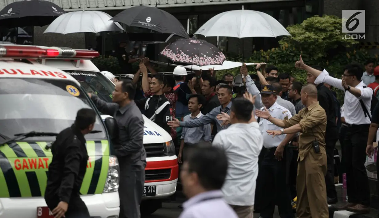 Mobil ambulanss petugas medis membawa korban ambruknya balkon BEI di Jakarta, Senin (15/1). Puluhan korban dievakuasi ke rumah sakit terdekat, yaitu RS Siloam dan RS Mintoharjo. (Liputan6.com/Arya Manggala)