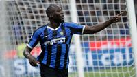 Striker anyar Inter Milan, Romelu Lukaku berselebrasi setelah mencetak gol ke gawang Lecce pada laga pertama Serie A 2019/2020 di Stadio Giuseppe Meazza, Senin (26/8/2019). Inter Milan menang 4-0 saat menjamu tim promosi Lecce. (AP Photo/Luca Bruno)