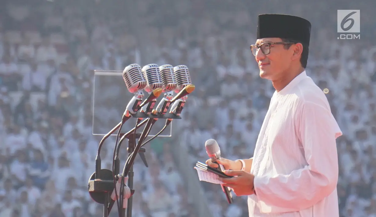 Calon wakil presiden nomor urut 02 Sandiaga Uno menyapa para pendukung dalam kampanye akbar Prabowo-Sandi di Stadion Utama Gelora Bung Karno (SUGBK), Jakarta, Minggu (7/4). Sejumlah tokoh nasional pendukung Prabowo - Sandiaga pun turut hadir. (Liputan6.com/Herman Zakharia)