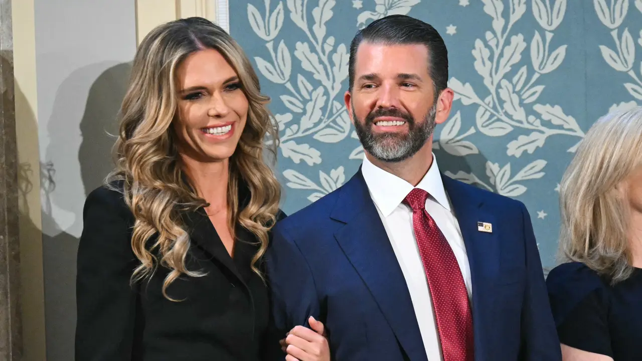 Donald Trump Jr. dan Bettina Anderson. (SAUL LOEB / AFP).