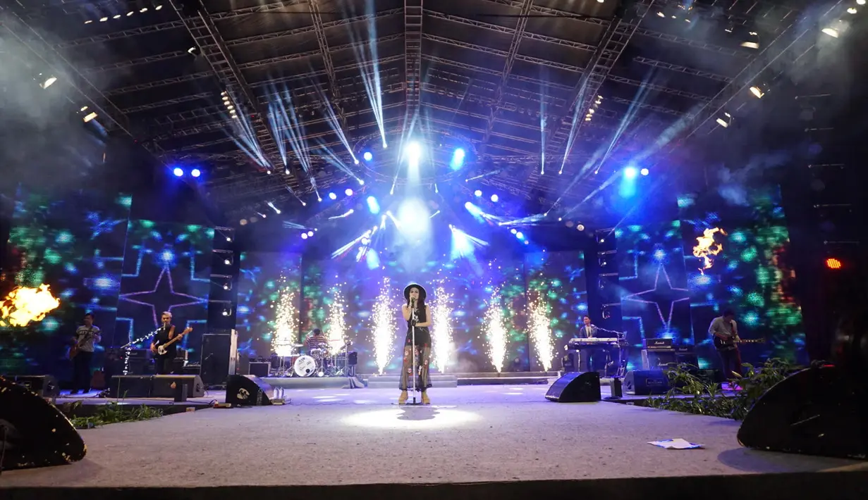 Grup musik Geisha menjadi penutup dalam gelaran acara Arena Pekan Raya Jakarta 2016 di JIExpo Kemayoran, Jakarta Pusat. Penutupan acara yang berlangsung sejak 10 Juni hingga 17 Juli itu dimeriahkan oleh Geisha. (Adrian Putra/Bintang.com)