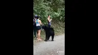 Beruang mendekati beberapa orang yang tengah berjalan kaki di Chipinque Ecological Park, Meksiko. (dok. TikTok/kalesalad)