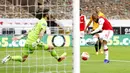 Striker Arsenal, Alexandre Lacazette, mencetak gol ke gawang Wolverhampton Wanderers pada laga Premier League di Stadion Molineux, Sabtu (4/6/2020). Arsenal menang dengan skor 2-0. (AP/Michael Steele)