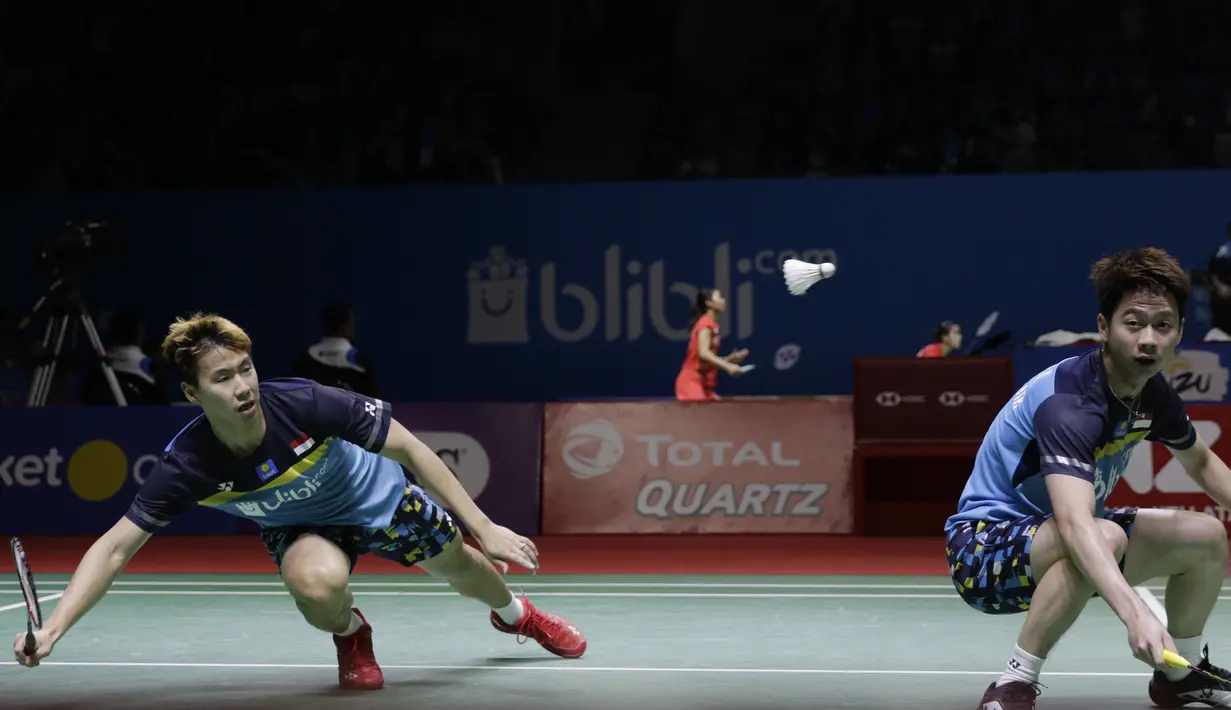 Pasangan Indonesia, Kevin Sanjaya/Marcus Gideon, saat melawan wakil Jepang, Takuto Inoue/Yuki Kaneko, pada Indonesia Open 2019 di Istora, Jakarta, Selasa (16/7). Pasangan Indonesia menang 20-22, 21-16, 21-14. (Bola.com/M Iqbal Ichsan)