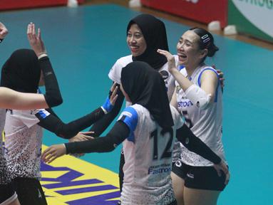 Selebrasi tim putri Jakarta Pertamina Fastron saat bertanding melawan Gresik Petrokimia Pupuk Indonesia pada lanjutan seri pertama putaran kedua Proliga 2023 yang berlangsung di GOR Tridharma Gresik, Minggu (5/2/2023). (Dok. Proliga)