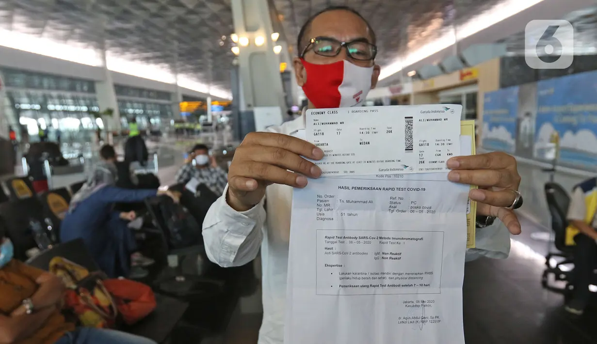 Calon penumpang dengan izin khusus melakukan perjalanan bisnis menunjukan surat syarat terbang di Terminal 3 Bandara Soekarno Hatta, Tangerang, Kamis (7/5/2020). Pemerintah melalui kementerian Perhubungan membuka kembali penerbangan domestik dengan penumpang bersyarat. (Liputan6.com/Herman Zakharia)