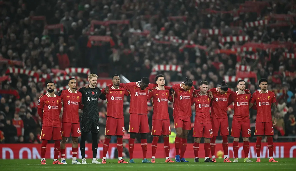 Keunggulan Liverpool bertahan hingga babak pertama usai. (Paul ELLIS/AFP)