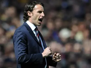 Middlesbrough&#039;s Manager Gareth Southgate shouts instructions to his players against Arsenal during the Premiership match at The Emirates Stadium in London on April 26, 2009. AFP PHOTO / Adrian Dennis
