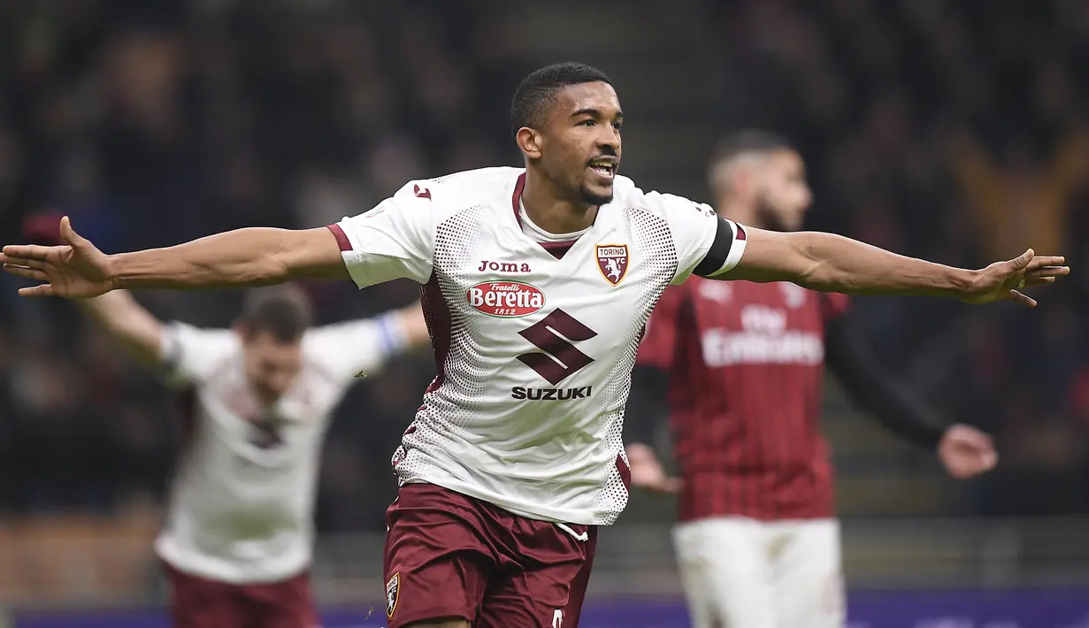 Pemain Torino, Bremer Gleison berselebrasi setelah mencetak gol ke gawang AC Milan pada pertandingan perempat final Coppa Italia di stadion San Siro, Milan (28/1/2020). AC Milan menang 4-2 atas Torino dan melaju ke babak semifinal melawan Juventus. (Fabio Ferrari/Lapresse via AP)