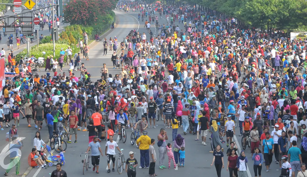 Aktivitas Car Free Day (CFD) paca Ledakan Thamrin, Jakarta, Minggu (17/1/2016). Kegiatan CFD tetap ramai seperti biasa meski sebelumnya Jakarta sempat mendapat serangan teror (Liputan6.com/Faisal R Syam)