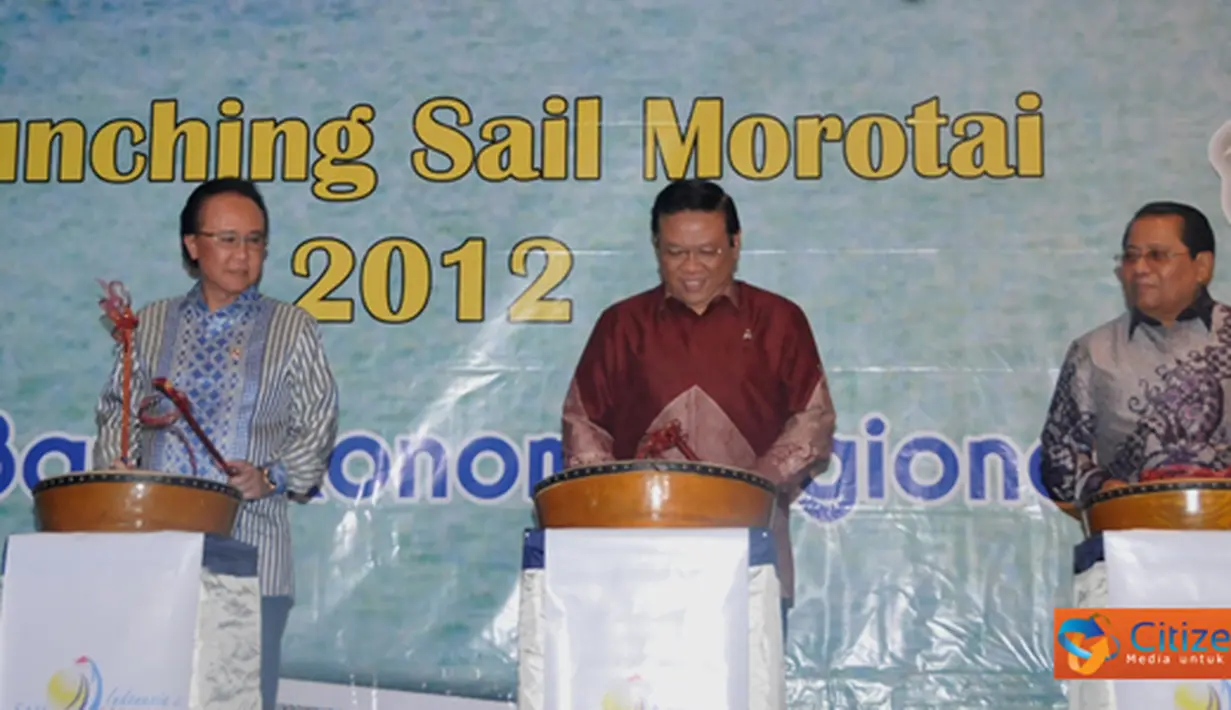 Citizen6, Jakarta: MKP Sharif C Sutardjo, Menko Kesra Agung Laksono dan Gubernur Prov. Maluku Utara memukul Tifa sebagai tanda dimulai Sail Morotai 2012. (Pengirim: Efrimal Bahri)