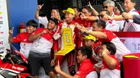 Fadillah Arbi Aditama dan Davino Britani dari AHRT berhasil finis di posisi pertama dan ketiga race pertama kelas AP250 Seri Buriram ARRC 2025 di Sirkuit Internasional Chang, Sabtu (26-4-2025). (Bola.com/Aning Jati)