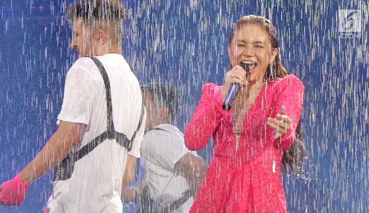 Penyanyi Rossa menghibur penonton pada Konser "Smartfren Wow" di Istora Senayan, Jakarta, Jumat (20/9/2019). Menuju penghujung lagu, tiba-tiba air berjatuhan seolah Rossa tengah hujan-hujanan di tengah panggung. (Liputan6.com/Herman Zakharia)