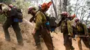 Petugas tampak menyusuri lokasi kebakaran di kawasan Hutan Nasional Sierra di California, AS, Jumat (21/8/2015). kemarau terburuk yang melanda California, mengakibatkan kebakaran hutan yang meluas di kawasan Hutan Nasional Sierra. (REUTERS/Max Whittaker)