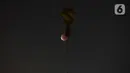 Gerhana bulan terlihat dari di Jalan Belah Kapal, Cilincing, Jakarta Utara pada Rabu (26/5/2021). Gerhana bulan yang disebut juga fenomena "Super Blood Moon" tersebut berlangsung sekitar lima jam lima menit dan dapat disaksikan dari seluruh Indonesia. (merdeka.com/Imam Buhori)