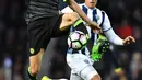 Gelandang Chelsea, Nemanja Matic berusaha mengontrol bola dari kawalan gelandang West Bromwich Albion, Jake Livermore saat bertanding pada lanjutan Liga Inggris di Hawthorns, Inggris, (12/5). (AFP Photo/Anthony Devlin)