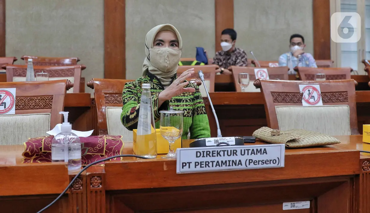 Direktur Utama PT Pertamina (Persero) Nicke Widyawati bersiap mengikuti rapat dengar pendapat  dengan Komisi VI DPR di kompleks Parlemen, Senayan, Jakarta, Kamis (8/9/2022). Rapat tersebut perkembangan terkini soal kenaikan harga BBM bersubsidi, produksi atau lifting minyak, pengolahan minyak, serta kapasitas kilang minyak. (Liputan6.com/Angga Yuniar)