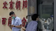 Seorang pekerja menjalani tes swab tenggorokan di fasilitas pengujian COVID-19 di Beijing, Senin (13/6/2022). Pejabat kesehatan kota mengatakan sejauh ini ada 166 kasus yang dikonfirmasi terkait dengan wabah yang dimulai di bar Heaven Supermarket di daerah Sanlitun pada Kamis, 9 Juni 2022. (AP Photo/Andy Wong)