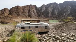 Trailer gurun tersedia di lokasi glamping atau glamorous camping di Hatta, Dubai, 15 Februari 2019. Lokasi ini hanya berjarak sekitar 100 kilometer dari gedung pencakar langit Dubai. (Karim Sahib/AFP)