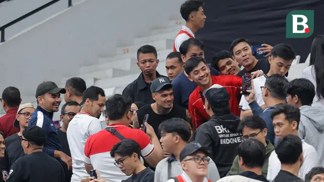 Foto: Momen Pemain Baru Persija Jakarta, Shayne Pattynama Nikmati Laga Timnas Futsal Indonesia di Piala Asia