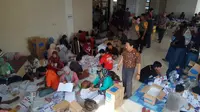 Kepolisian mengamankan proses pelipatan surat suara di gudang KPU Kebumen. (Foto: Liputan6.com/Polres Kebumen/Muhamad Ridlo)