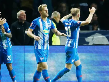 Para pemain Hertha Berlin merayakan gol yang dicetak oleh Ondrej Duda ke gawang Bayern Munich pada laga Bundesliga di Olympiastadion, Berlin, Sabtu (29/8/2018). Hertha Berlin menang 2-0 atas Bayern Munich. (AFP/Odd Andersen)
