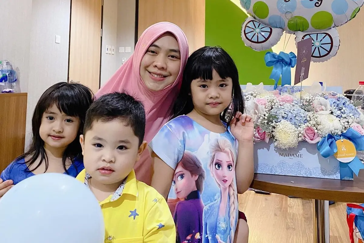 [Fimela] Oki Setiana Dewi