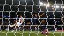 Bek Paris Saint-Germain, Thomas Meunier, mencetak gol ke gawang Real Madrid pada laga Liga Champions di Stadion Parc des Princes, Rabu (18/9/2019). PSG menang 3-0 atas Real Madrid. (AP/Michel Euler)