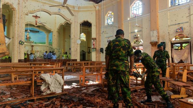 Militer Sri Lanka melakukan penyelidikan terhadap lokasi teror bom di Kolombo, Sri Lanka (AFP/Ishara S Kodikara)
