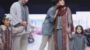 Fairuz mengenakan busana Shi by Shireen bersama suaminya dan ketiga anak-anaknya. Fairuz mengenakan long outer kemeja dipadukan blouse dan skirt abu-abu. [@shireensungkar]