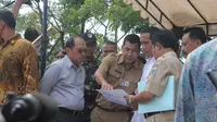 Jokowi ditemani Kepala Dinas PU, Rudi Manggas Siahaan meninjau lokasi waduk Rawa Kendal, Jakarta, Selasa (26/8/14). (Liputan6.com/Herman Zakharia)
