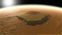 Olympus Mons adalah gunung berapi paling ekstrem di tata surya. Terletak di wilayah vulkanik Tharsis, ukurannya hampir sama dengan negara bagian Arizona, menurut NASA. (NASA/MOLA Science Team/ O. de Goursac, Adrian Lark)