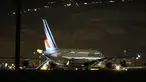 Pesawat Airbus A-380 milik Air France dengan nomor penerbangan 65 mendarat darurat di Salt Lake City, Utah, Selasa (17/11). Dua penerbangan maskapai Air France dari AS menuju Paris mendarat darurat setelah adanya ancaman bom (AFP PHOTO/GEORGE Frey)