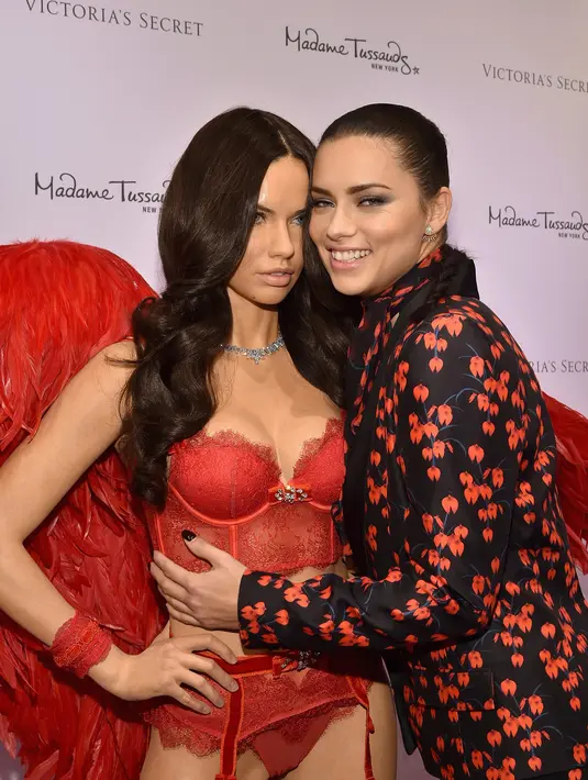 Victoria’s Secret Angel, Adriana Lima, bertemu dengan sang kembaran yang tidak lain adalah patung lilinnya sendiri. Patung lilin Madame Tussauds tersebut diluncurkan pada 30 November 2015 di New York City, Amerika Serikat. (AFP/Bintang.com)